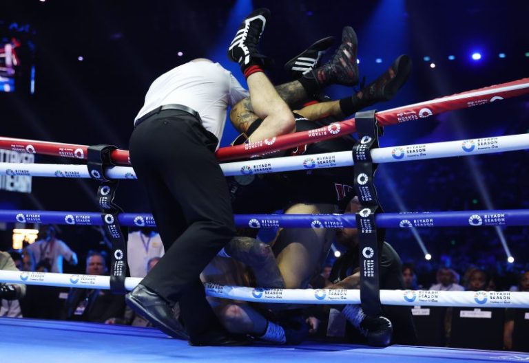 Watch: Boxers fall out of ring, ending light heavyweight fight