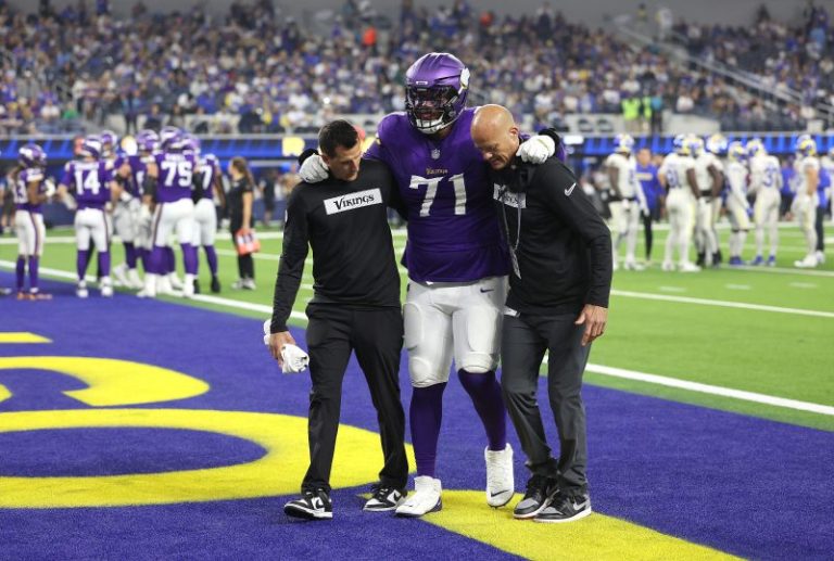 Vikings tackle out for season after TNF knee injury