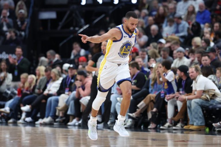 Warriors provide update on Stephen Curry’s injured left foot