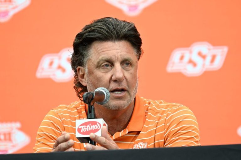 Mike Gundy apologizes after calling negative Oklahoma State fans ‘weak’