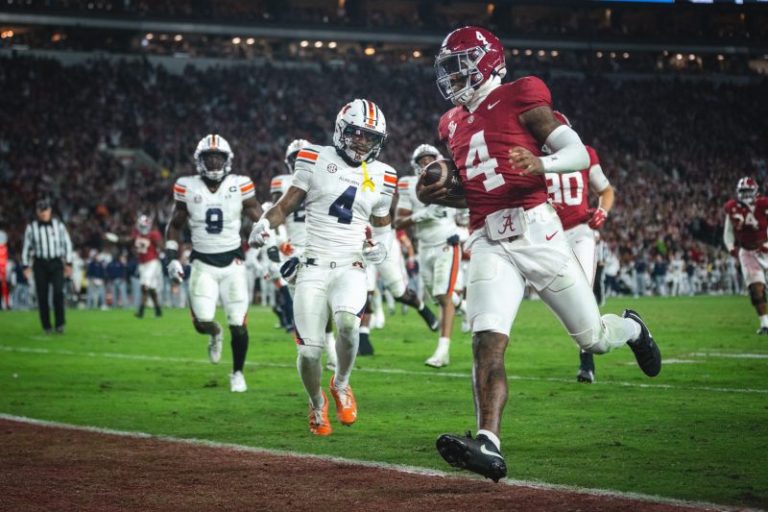 Alabama continues to cast its spell over playoff committee