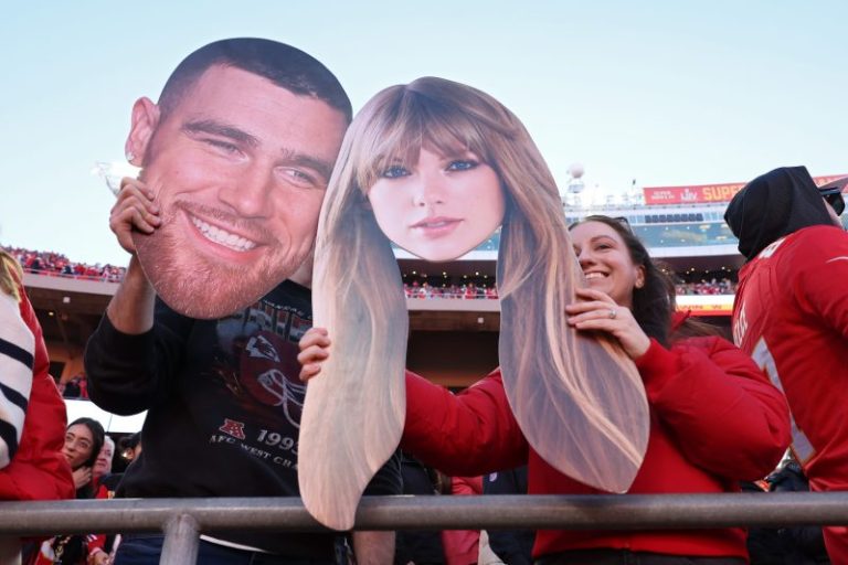 The Taylor Swift effect? Travis Kelce stats with pop star in the crowd