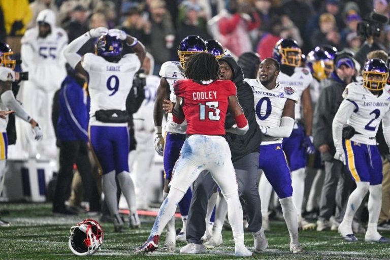 Stolen towel sparks brawl in Military Bowl