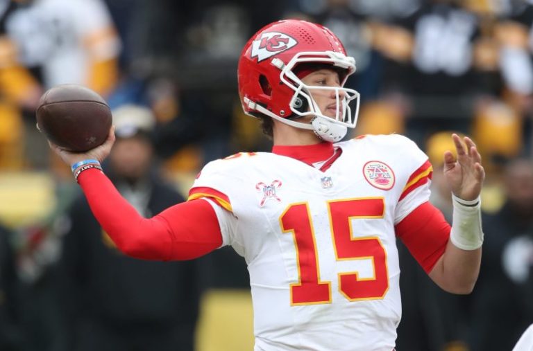 Who will the Chiefs play in the NFL playoffs?