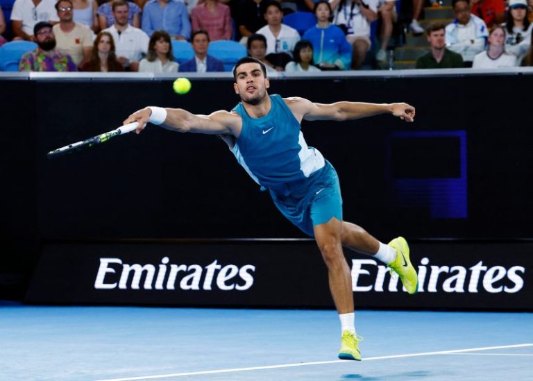 Carlos Alcaraz prevails, fan favorite falls at Australian Open