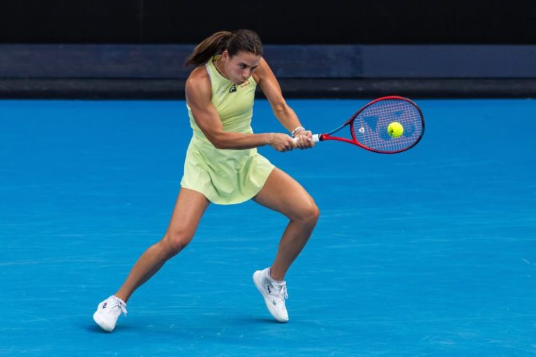 Swiatek overpowers American No. 8 seed in Australian Open quarterfinals
