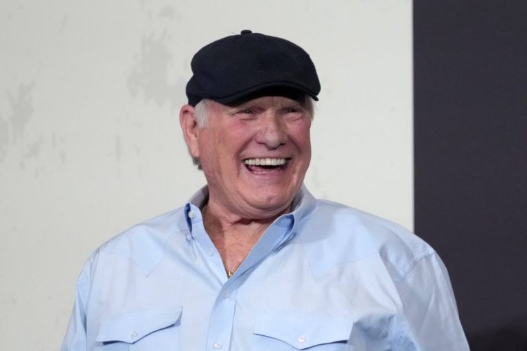 HOF QB Terry Bradshaw helps passengers off plane