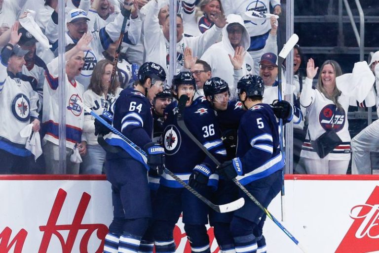 Jets rally to beat Blues, Avs steamroll Stars in NHL playoff openers