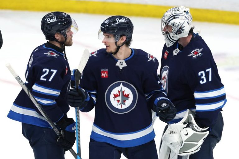Jets goalie rebounds with shutout to even series