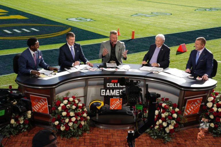 Kirk Herbstreit dons custom-lined jacket to honor Lee Corso