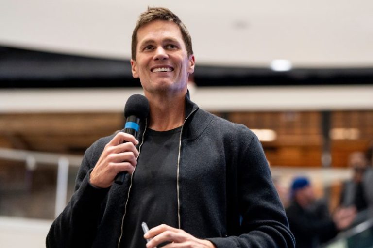 Tom Brady takes shot at Jets fans after Patriots statue unveiling