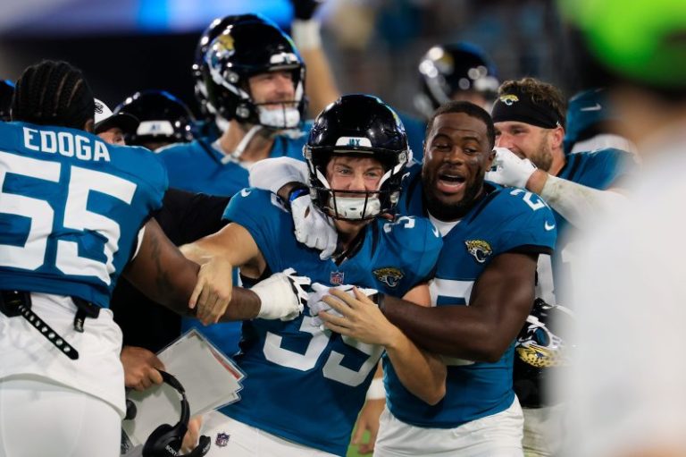 Jaguars kicker hits 70-yard field goal