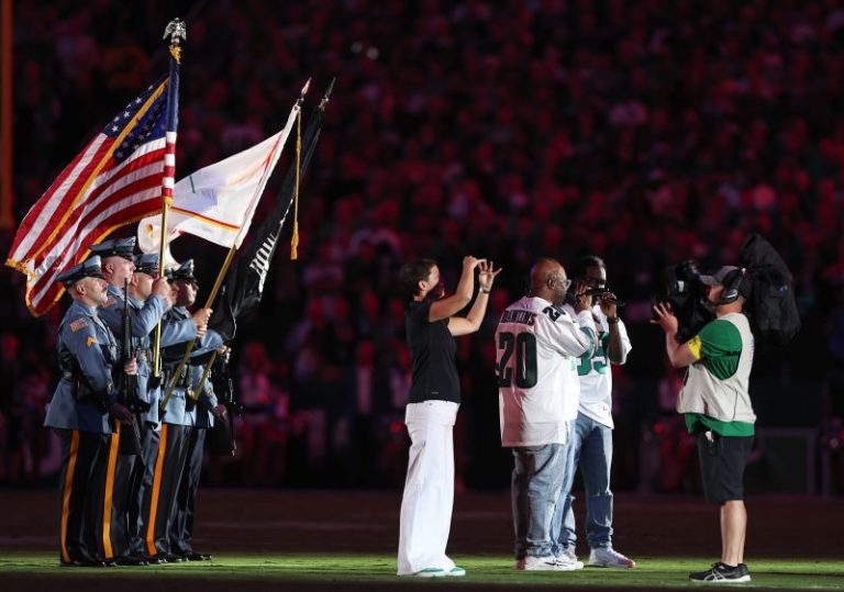 Watch the Boyz II Men national anthem ahead of Eagles-Cowboys kickoff