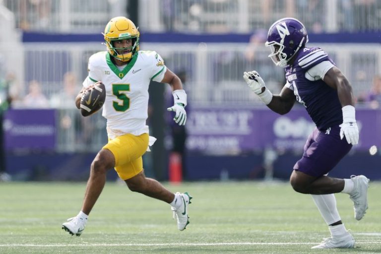Dante Moore leads Oregon to win over Northwestern in front of family
