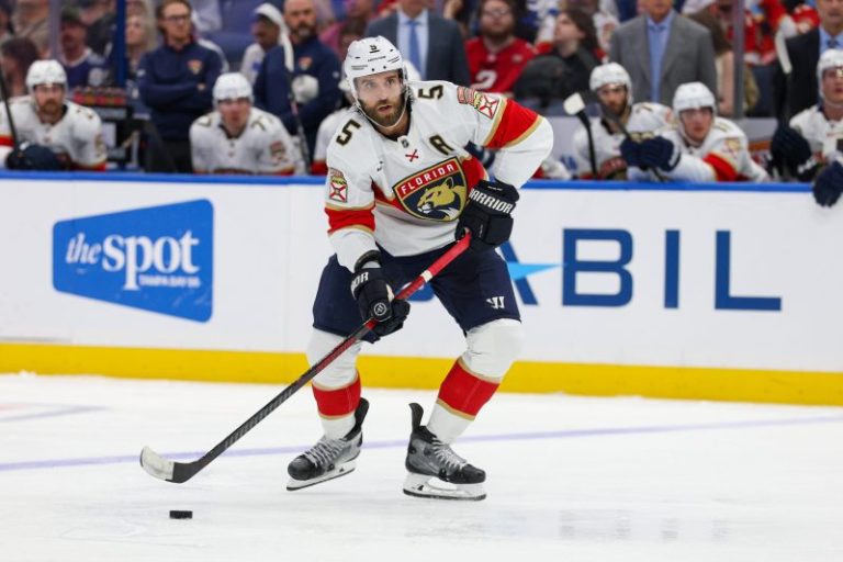 Watch: Panthers, Lightning combine for 312 penalty minutes