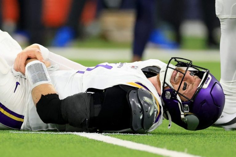 Emotional Vikings QB throws helmet during prime time loss to Chargers