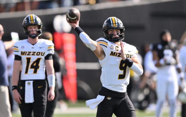 Missouri QB carted off during game vs. Vanderbilt