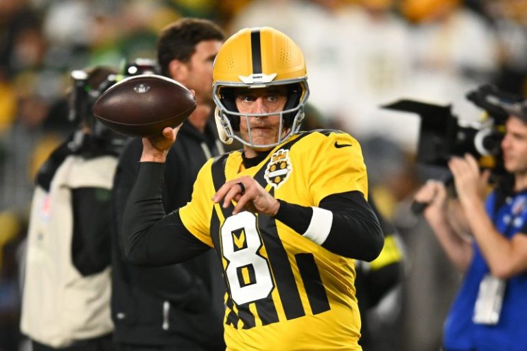 Pittsburgh Steelers wearing throwback uniforms vs. Packers