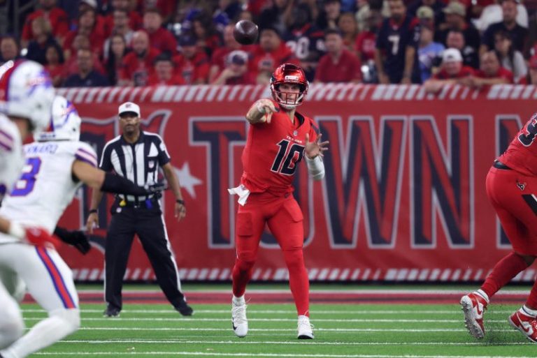 NFL referee carted off after non-contact injury in Bills-Texans game